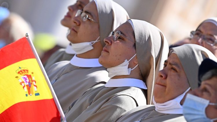 Religiosas espanholas na Praça São Pedro para o Angelus