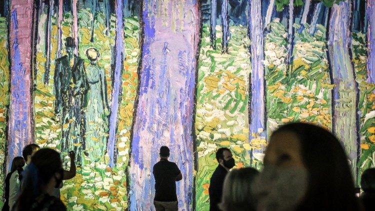 AUSTRALIA-ART-VAN GOGH - people watching with masks on 