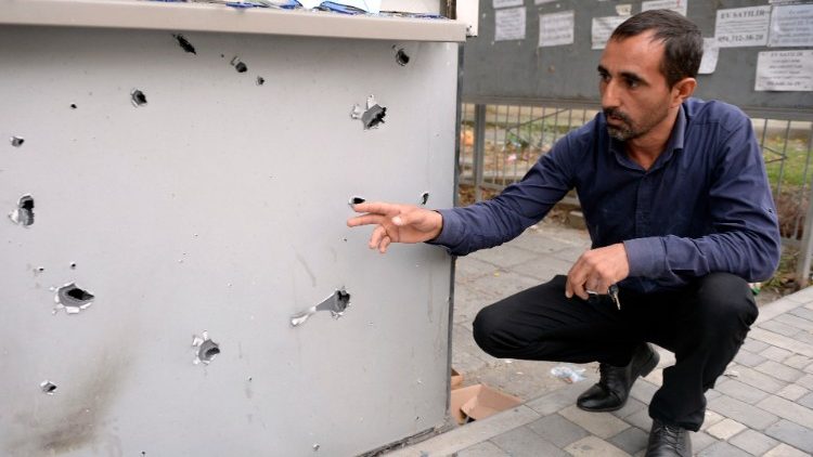 Einschusslöcher in einem Kiosk in Tartar/Aserbaidschan