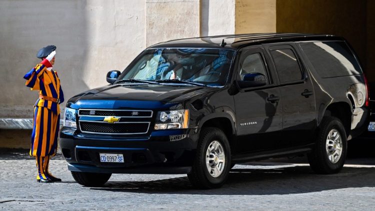 Ein US-Politiker fährt im Vatikan vor