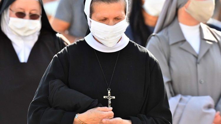 Fieles rezando en la Plaza de San Pedro a la hora del rezo del Ángelus.