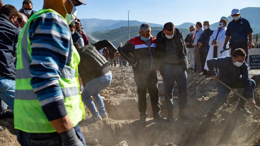 Socorristas salvando vidas en las zonas del epicentro