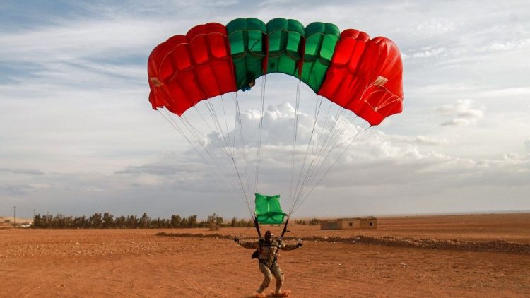 Un membre des forces spéciales de l'autoproclamée armée nationale libyenne, loyale au maréchal Haftar, à l'est de Benghazi, le 6 novembre 2020. 