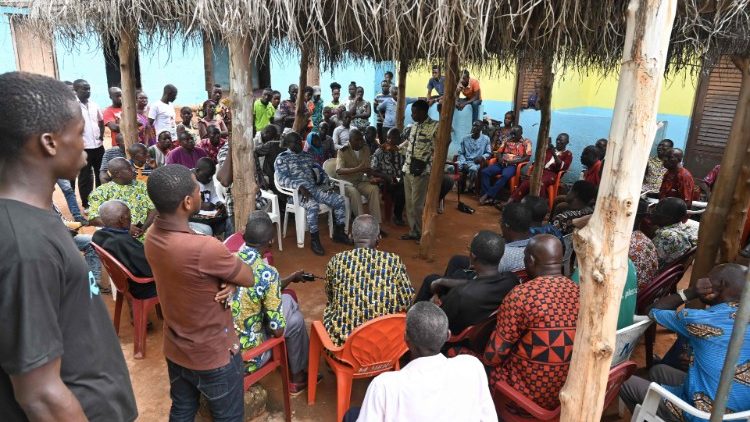 Ein Versöhnungstreffen in M'batto nach Unruhen - Aufnahme vom 12. November