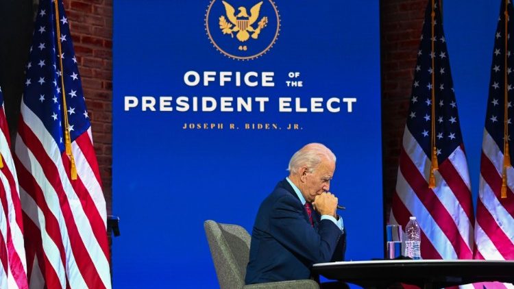Joe Biden al lavoro nel suo ufficio in attesa di entrare alla Casa Bianca