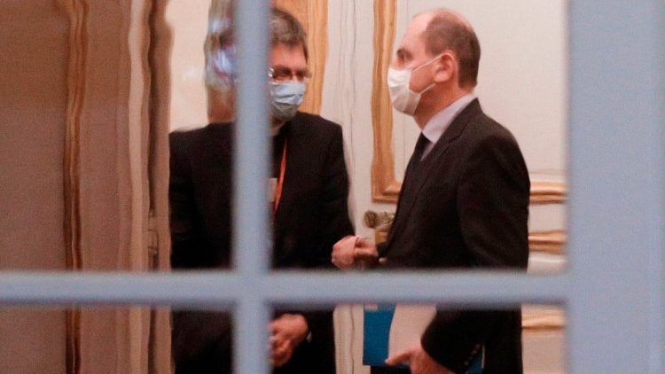 Ein Blick durchs Fenster zeigt Premierminister Jean Castex und den Präsidenten der französischen Bischofskonferenz, Eric de Moulins-Beaufort, im Gespräch