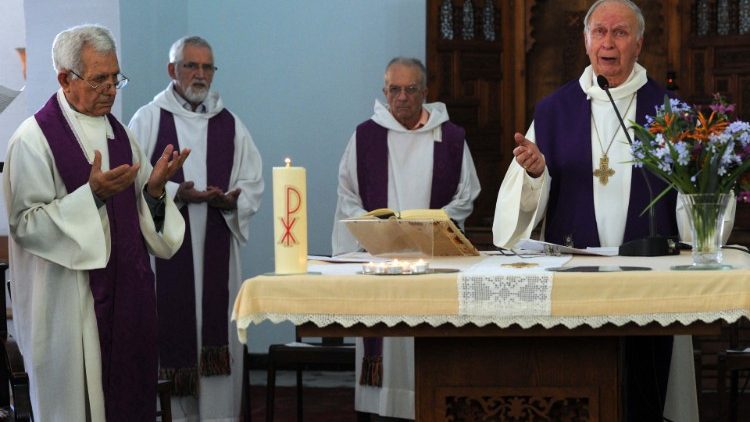 Mgr Henri Teissier, archevêque émerite d'Alger, lors d'une messe dans la capitale algérienne, le 9 octobre 2012.