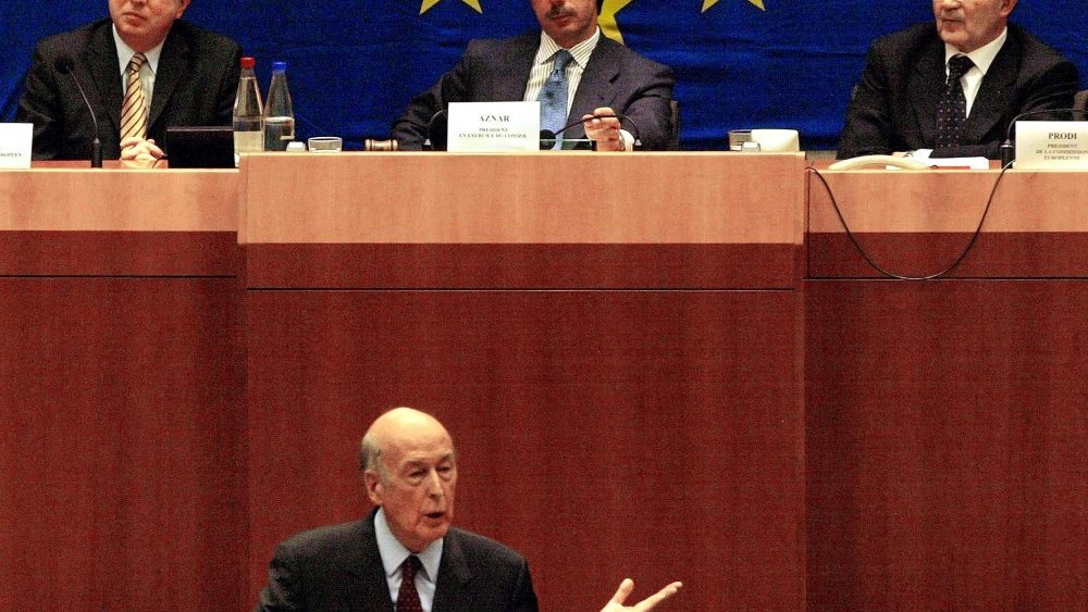 Valéry Giscard d'Estaing le 28 février 2002 lors du discours d'ouverture de la Convention sur l'avenir de l'Europe