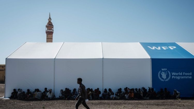 Tendone per la distribuzione di aiuti alimentari ai rifugiati etiopi in Sudan 