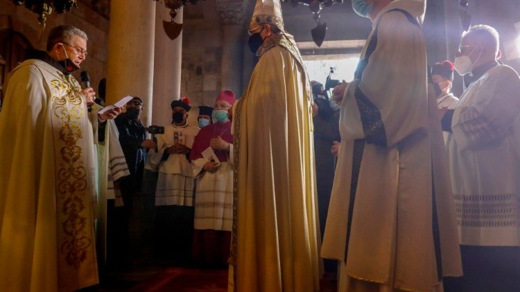 Mgr Pizzaballa (au centre), accueilli par le Custode de Terre Sainte Mgr Francesco Patton, le 4 décembre. 