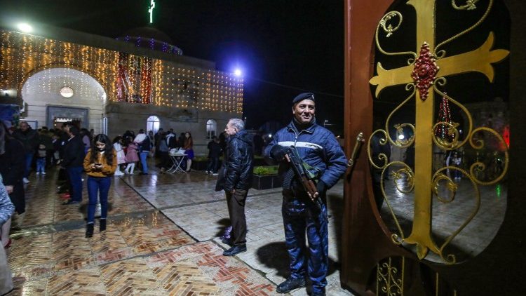 Militar protege Igreja siríaco-católica Mar Jacob al Muqataa, em Qaraqosh