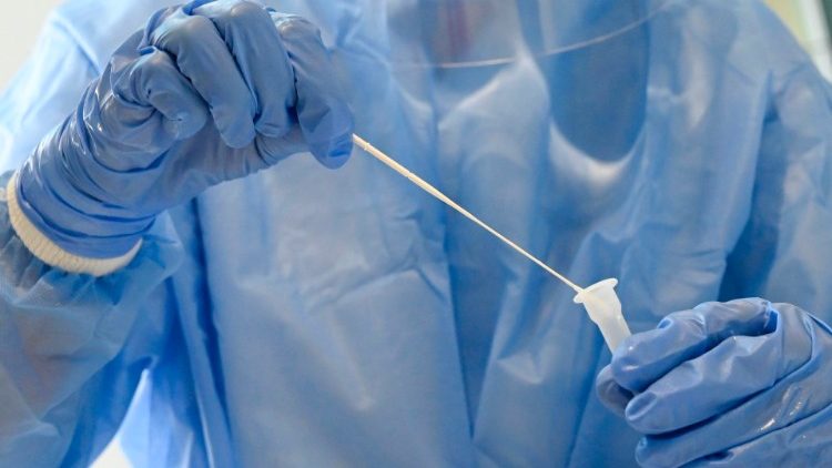 Sanitario che acquisisce un campione per l'analisi del covid-19