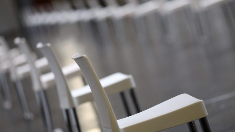 Leere Stühle in der Festhalle Frankfurt