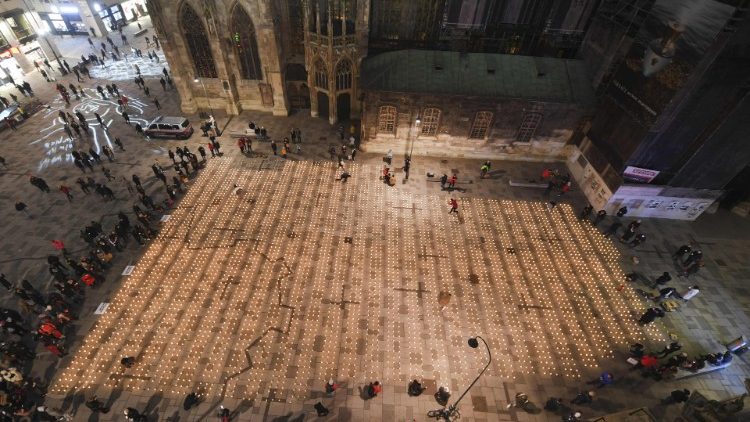 Mit Kerzen wird am 18. Dezember am Wiener Stephansdom der Corona-Toten gedacht