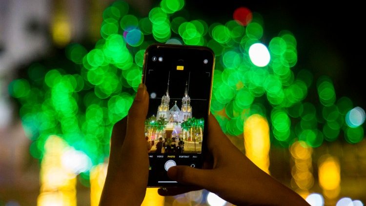 Catedral de Santa Maria, em Yangon, na noite de Natal