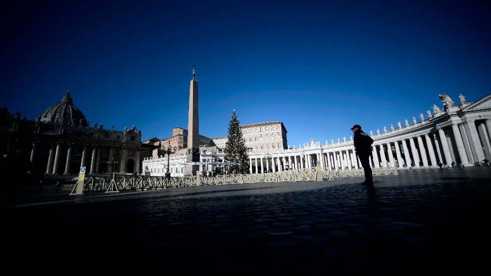 Výnimočne prázdne Námestie počas nedeľnej poludňajšej modlitby