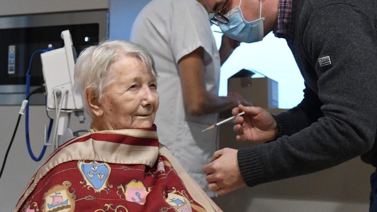 Francesa recebe vacina em 4 de janeiro em Saint-Renan