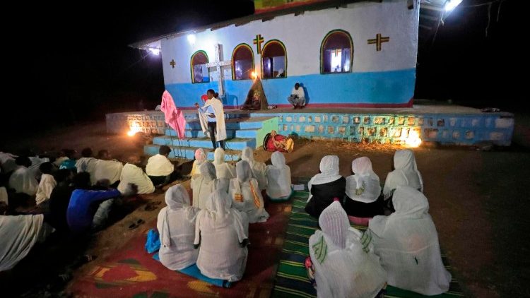 Des réfugiés tigréens assistent à une messe dans un camp de réfugiés, le 6 janvier 2021.