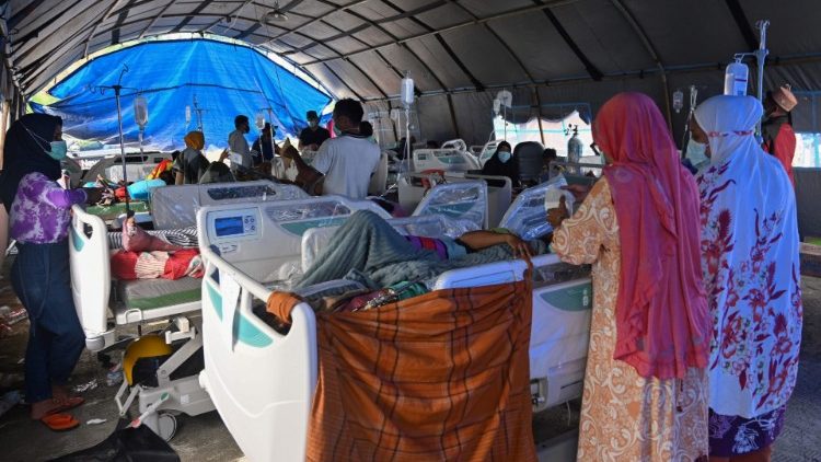 Dans un hôpital de fortune à Mamuju, le 17 janvier 2021