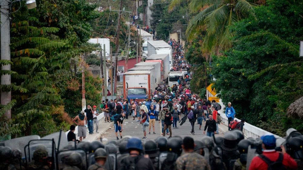 TOPSHOT-GUATEMALA-HONDURAS-US-MIGRATION-CARAVAN