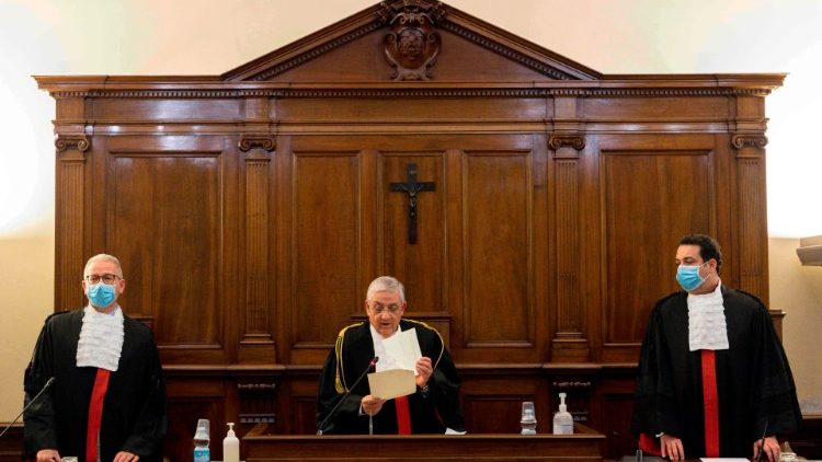 O presidente do Tribunal vaticano Giuseppe Pignatone pronuncia a sentença
