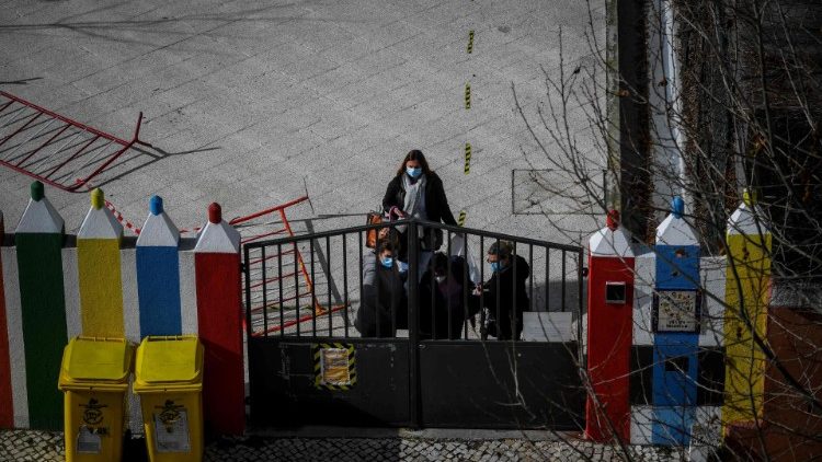 Una scuola chiusa a Lisbona dopo le ultime annunciate restrizioni