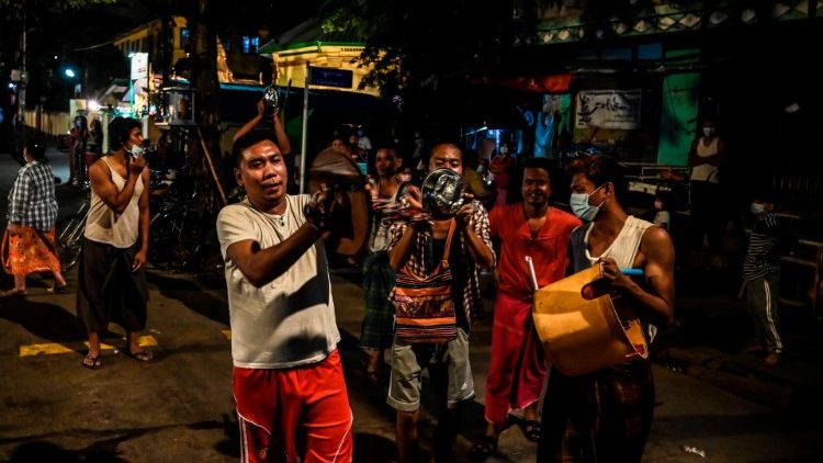 Manifestation dans la rue contre le Coup d'État, le 3 février 2020 à Rangoun.