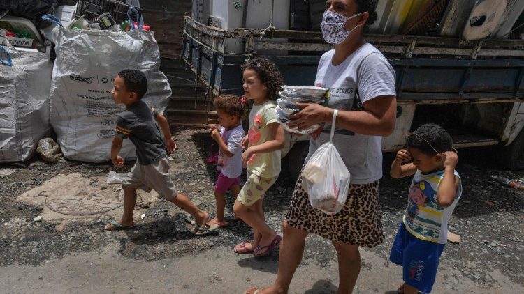 Mère de famille dans la favela de Paraisopolis à Sao Paulo, avec un panier repas 