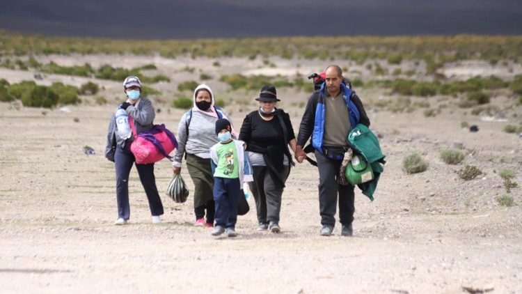 Eine Migrantenfamilie aus Venezuela an der Grenze zwischen Bolivien und Chile
