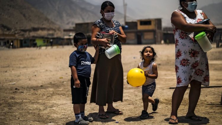 Vor einer Essensausgabe in Comas am Stadtrand von Lima, Februar 2021