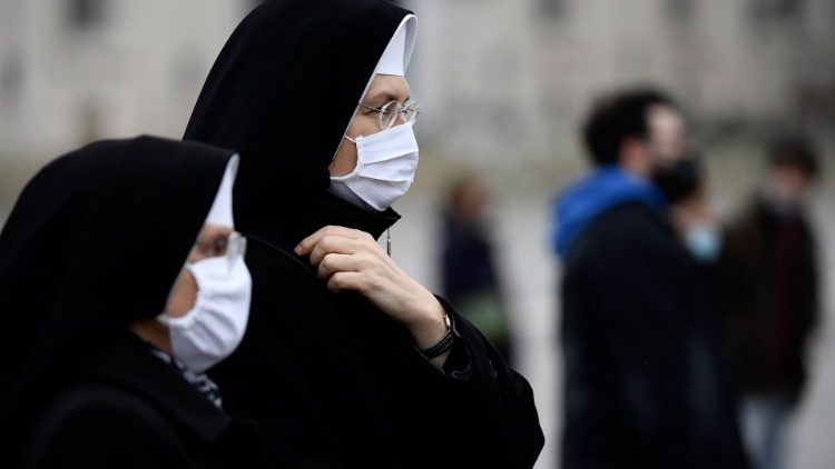 Siostry zakonne uczestniczące w modlitwie Anioł Pański na Placu św. Piotra w niedzielę 7 lutego 2021