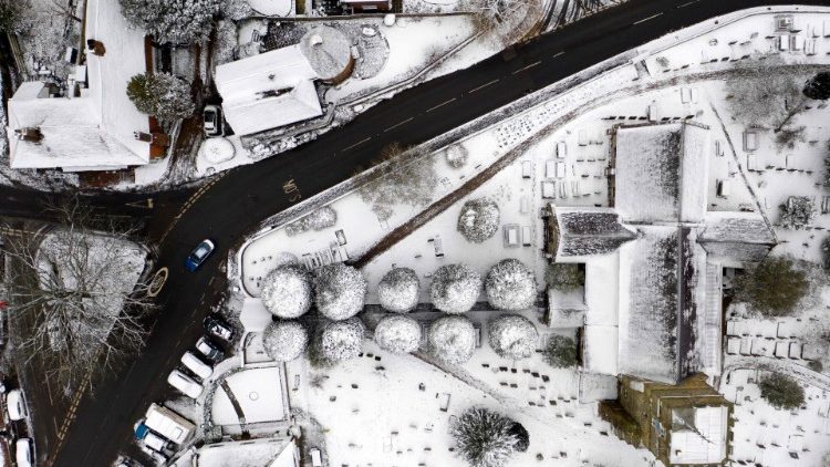 Luftbild einer Dorfkirche im Südosten Englands, am 8. Februar
