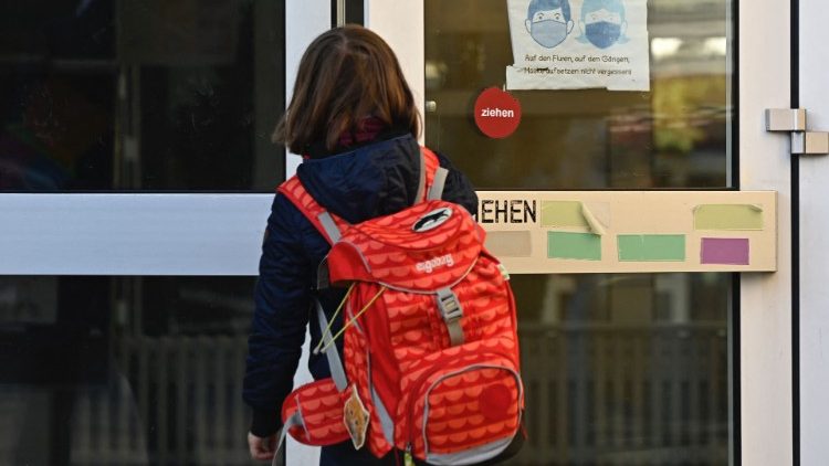 Ein Mädchen vor der Grundschule Bruno H. Bürgel in Berlin