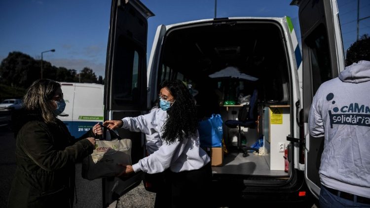Volontari portoghesi distribuiscono beni di prima necessità