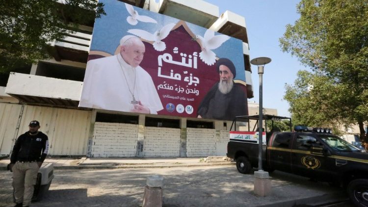 Em março de 2021, outdoor em Bagdá com Papa Francisco e líder xiita, o Grande Aiatolá Al Sistani