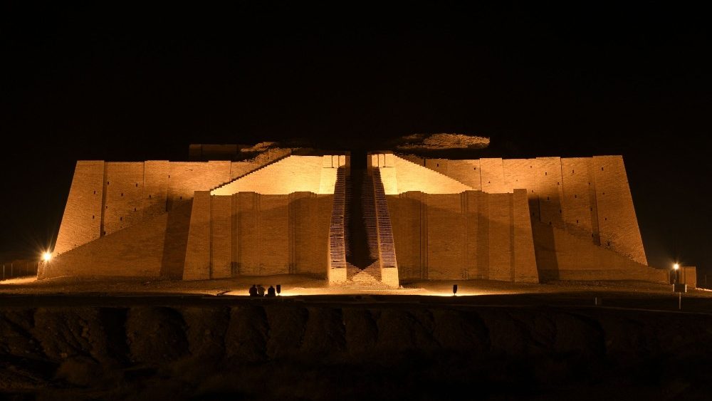 Ruínas em Ur iluminadas à noite