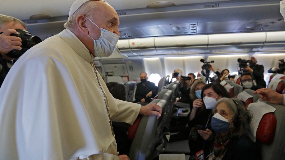 Papež Frančišek med pozdravljanjem novinarjev na letalu za Bagdad.