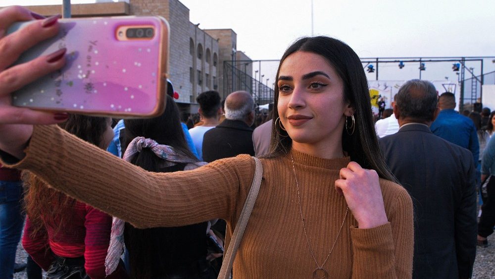 Jovem cristã em Qaraqosh, á espera do encontro com o Papa Francisco