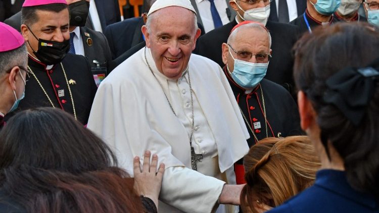Papst Franziskus, flankiert von Kardinal Sako (re), bei seiner vergangenen Irakreise