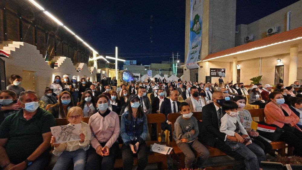 Ľudia sediaci pred katedrálou