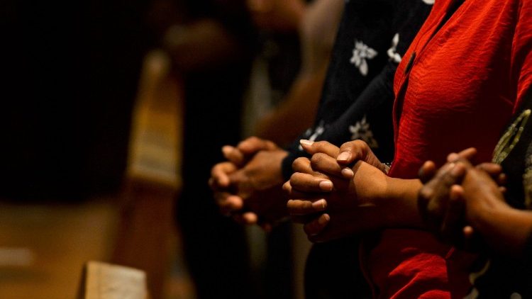 Sri Lankan Catholics praying