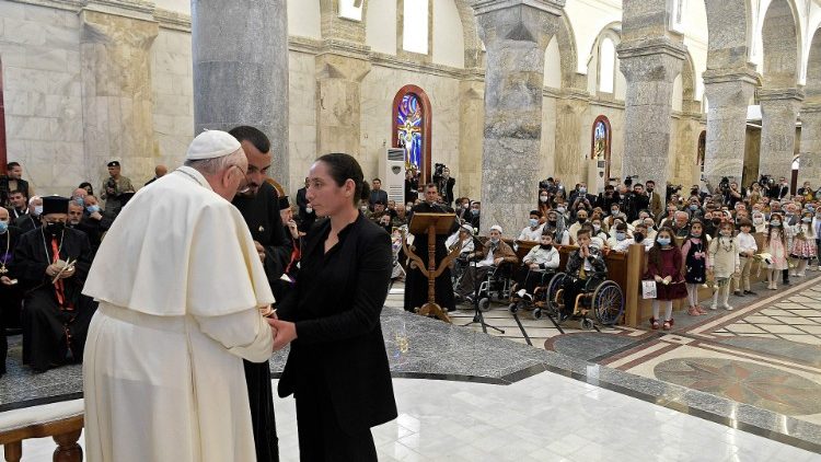 गिरजाघर में श्रीमति दोहा से मुलाकात करते हुए संत पापा फ्राँसिस