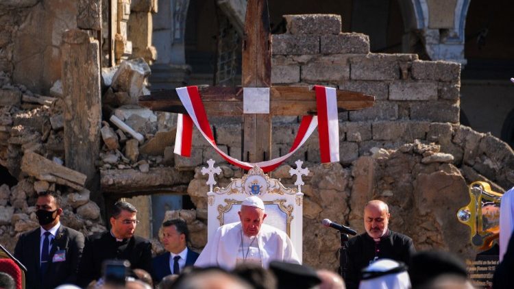 मोसुल में खंडहरों बन चुके गिरजाघरों के पास युद्ध के शिकार लोगों के लिए प्रार्थना करते संत पापा 