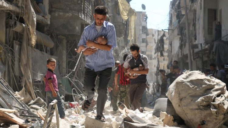 Menschen in Aleppo (Syrien) nach einem Bombardement - Aufnahme von 2016
