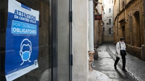 La pandemia divide l'Europa tra aperture e nuove restrizioni