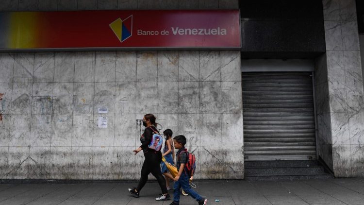 Una madre acompaña a los niños a la escuela en Caracas.