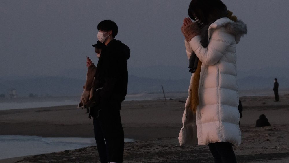 Oração pelas vítimas do terremoto e tsunami de 10 anos atrás