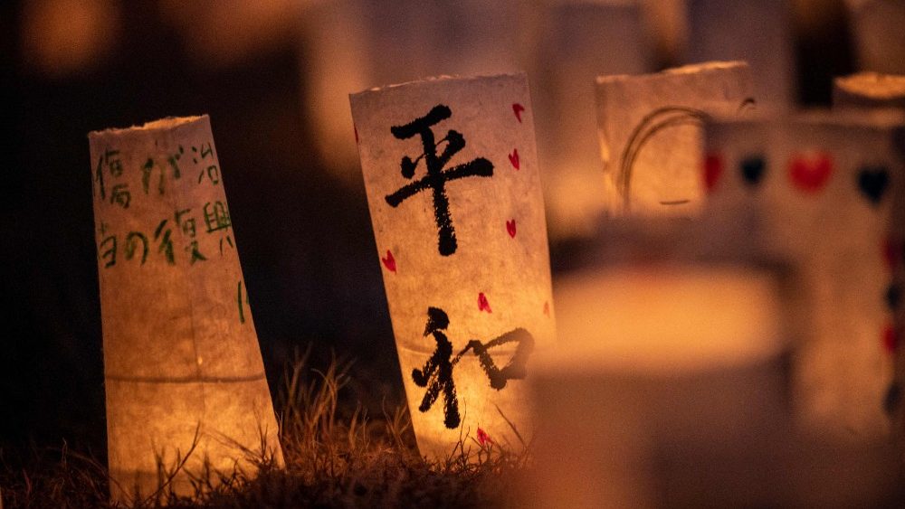 Japoneses homenageiam vítimas do tsunami e do desastre nuclear em Fukushima, em Koriyama