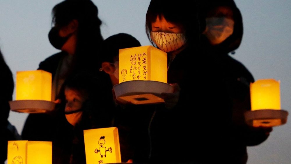 Japoneses homenageiam vítimas do tsunami e do desastre nuclear em Fukushima, em Koriyama