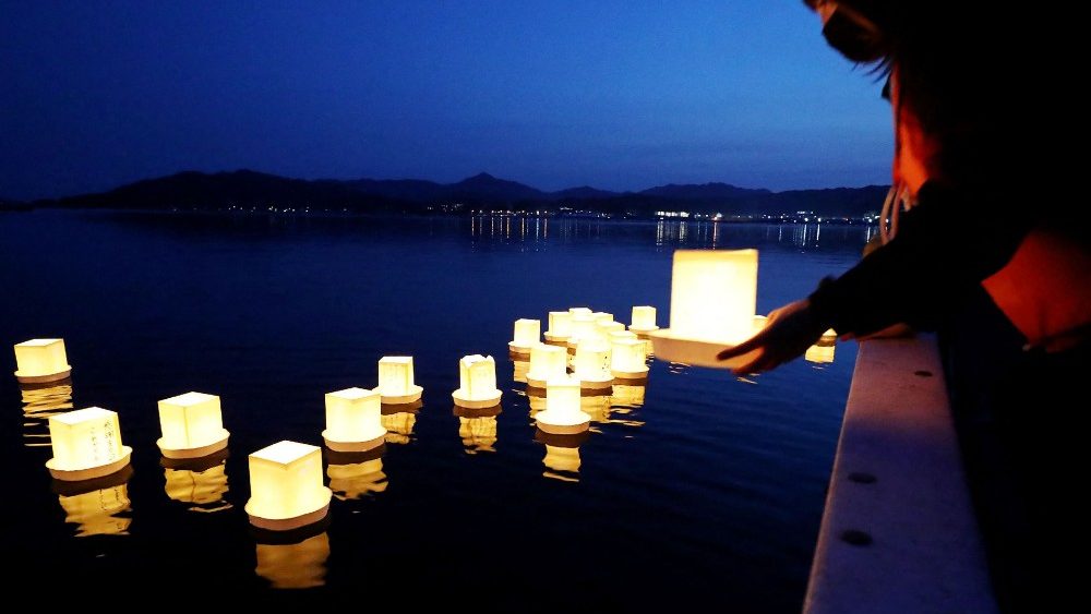 Japoneses homenageiam vítimas do tsunami e do desastre nuclear em Fukushima, em Koriyama
